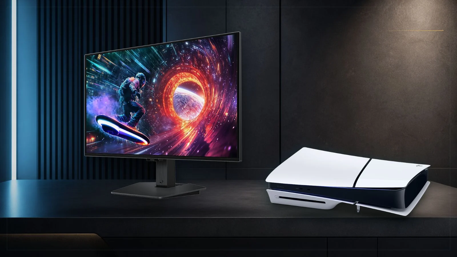 PlayStation 5 ao lado de monitor gamer em composição editorial com imagens oficiais