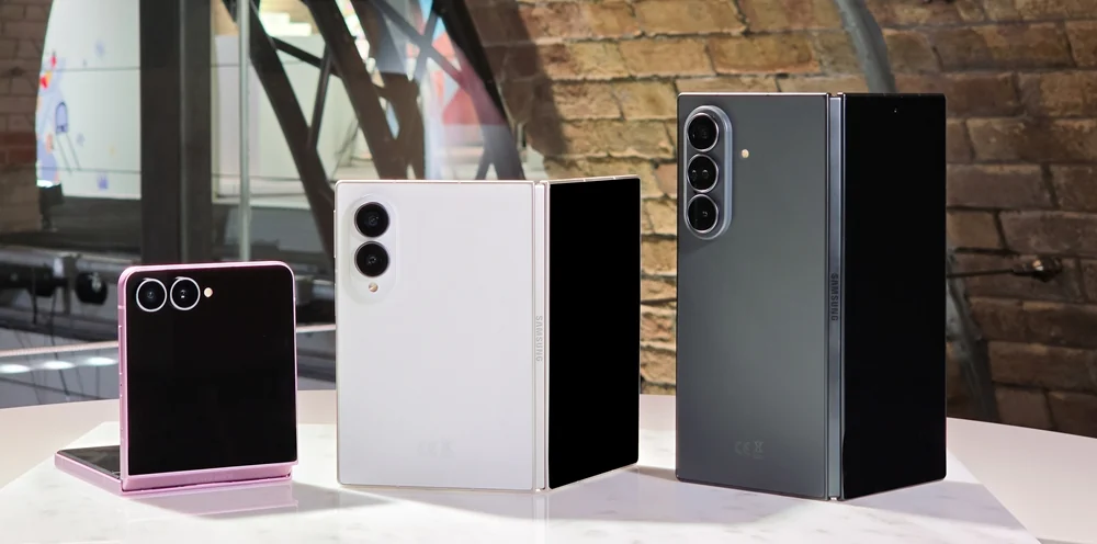Galaxy Z Flip8, Galaxy Z Fold8 e Galaxy Z Fold8 Ultra fotografados lado a lado no evento da Samsung