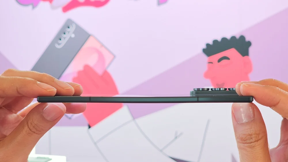 Galaxy Z Fold8 Ultra visto de perfil em fotografia oficial da Samsung